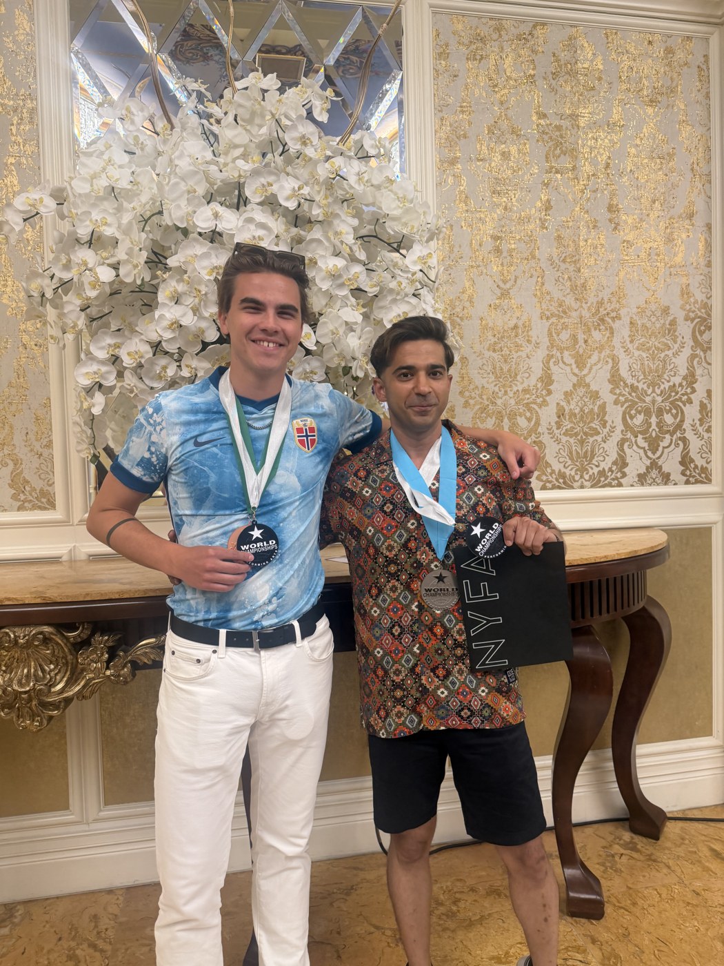 Moiz Chaudhry sammen med Theodor Larsen