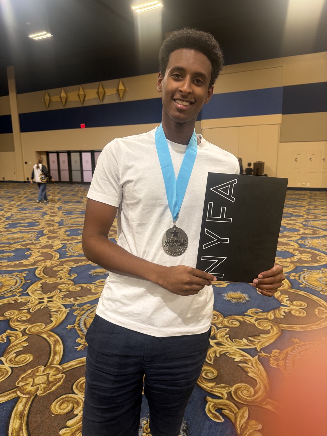 Nahom Noah Gebre med stipendet fra New York Film Academy